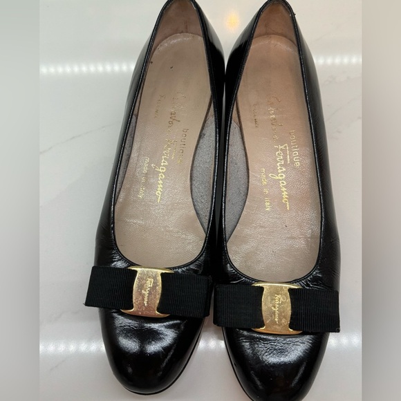 Salvatore Ferragamo Vara Pump Black Shoes Size 7 - great condition! 🇮🇹 - Picture 4 of 10